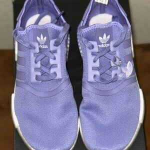 Athletic shoes